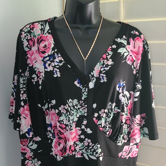 Torrid Floral Babydoll V-Neck Short Sleeve Blouse - Picture 2 of 6